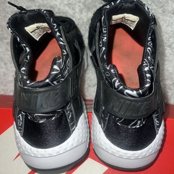 Nike Huarache Run Black/White Heart Print Big Kids Size 6Y - Picture 5 of 8